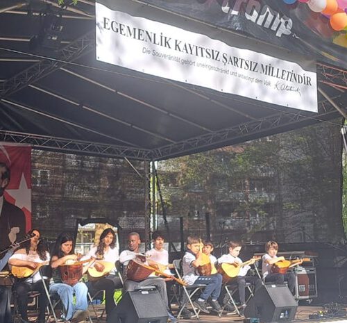 Hamburg’da Başkonsolosun katılmadığı 23 Nisan kutlamasında 15 bin kişilik coşku